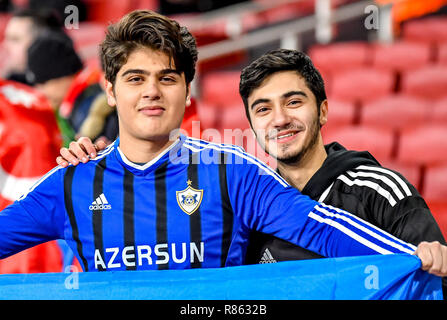 London, Großbritannien. 13. Dezember, 2018. Qarabag Anhänger vor dem UEFA Europa League Spiel zwischen Arsenal und Qarabag FK im Emirates Stadium, London, England am 13. Dezember 2018. Foto von Phil Hutchinson. Nur die redaktionelle Nutzung, eine Lizenz für die gewerbliche Nutzung erforderlich. Keine Verwendung in Wetten, Spiele oder einer einzelnen Verein/Liga/player Publikationen. Credit: UK Sport Pics Ltd/Alamy leben Nachrichten Stockfoto