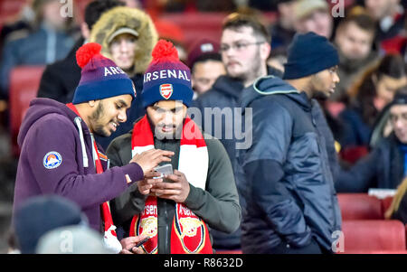 London, Großbritannien. 13. Dezember, 2018. Arsenal Fans vor dem UEFA Europa League Spiel zwischen Arsenal und Qarabag FK im Emirates Stadium, London, England am 13. Dezember 2018. Foto von Phil Hutchinson. Nur die redaktionelle Nutzung, eine Lizenz für die gewerbliche Nutzung erforderlich. Keine Verwendung in Wetten, Spiele oder einer einzelnen Verein/Liga/player Publikationen. Credit: UK Sport Pics Ltd/Alamy leben Nachrichten Stockfoto