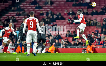 London, Großbritannien. 13. Dezember, 2018. Bukayo Saka von Arsenall leitet die Kugel während der UEFA Europa League Spiel zwischen Arsenal und Qarabag FK im Emirates Stadium, London, England am 13. Dezember 2018. Foto von Phil Hutchinson. Nur die redaktionelle Nutzung, eine Lizenz für die gewerbliche Nutzung erforderlich. Keine Verwendung in Wetten, Spiele oder einer einzelnen Verein/Liga/player Publikationen. Credit: UK Sport Pics Ltd/Alamy leben Nachrichten Stockfoto