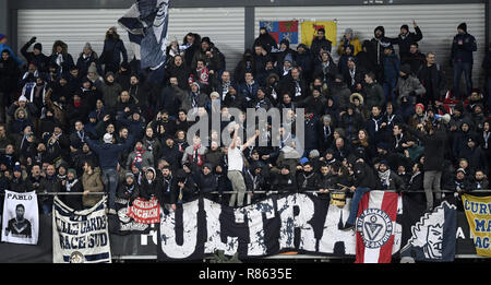 Kopenhagen, Dänemark. 13 Dez, 2017. Bordaux Fans jubeln nach Bordaux während der UEFA Europa League Gruppe C Fußballspiel zwischen FC Kopenhagen und der FC Girondins de Bordeaux im Fall Telia Parken in Kopenhagen, Dänemark, mit dem Ergebnis 0-1 gezählt. Credit: Lars Moeller/ZUMA Draht/Alamy leben Nachrichten Stockfoto