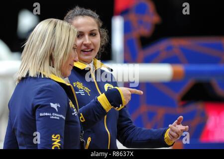 Prag, Tschechische Republik. 14 Dez, 2018. Anna Kellnerova (R) von Prag LIONS TEAM während der longines Global Champions Endspiele 2018 in Prag in der Tschechischen Republik. *** Local Caption Credit: Slavek Ruta/ZUMA Draht/Alamy leben Nachrichten Stockfoto