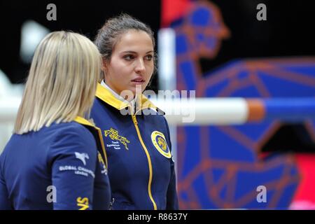 Prag, Tschechische Republik. 14 Dez, 2018. Anna Kellnerova (R) von Prag LIONS TEAM während der longines Global Champions Endspiele 2018 in Prag in der Tschechischen Republik. *** Local Caption Credit: Slavek Ruta/ZUMA Draht/Alamy leben Nachrichten Stockfoto