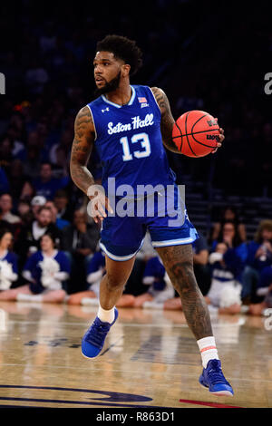 Überstunden. 08 Dez, 2018. Seton Hall Piraten guard Myles Powell (13) übernimmt die Kugel während der Citi Hoops Classic zwischen der Seton Hall Piraten und Kentucky Wildkatzen im Madison Square Garden, New York, New York. Die Seton Hall Piraten besiegen die Kentucky Wildkatzen 84-83 in den überstunden. Obligatorische Credit: Kostas Lymperopoulos/CSM/Alamy leben Nachrichten Stockfoto
