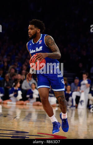 Überstunden. 08 Dez, 2018. Seton Hall Piraten guard Myles Powell (13) übernimmt die Kugel während der Citi Hoops Classic zwischen der Seton Hall Piraten und Kentucky Wildkatzen im Madison Square Garden, New York, New York. Die Seton Hall Piraten besiegen die Kentucky Wildkatzen 84-83 in den überstunden. Obligatorische Credit: Kostas Lymperopoulos/CSM/Alamy leben Nachrichten Stockfoto