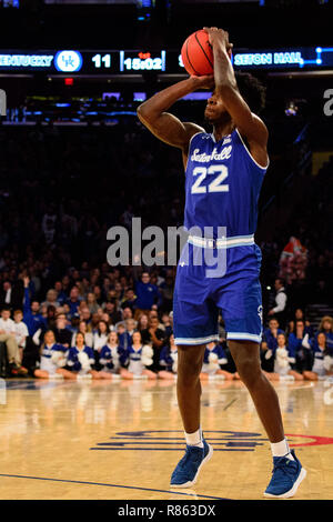 Überstunden. 08 Dez, 2018. Seton Hall Piraten guard Myles Cale (22) Nimmt ein drei Punkt Schuß während der Citi Hoops Classic zwischen der Seton Hall Piraten und Kentucky Wildkatzen im Madison Square Garden, New York, New York. Die Seton Hall Piraten besiegen die Kentucky Wildkatzen 84-83 in den überstunden. Obligatorische Credit: Kostas Lymperopoulos/CSM/Alamy leben Nachrichten Stockfoto
