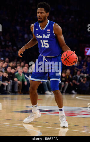 Überstunden. 08 Dez, 2018. Seton Hall Piraten vorwärts Taurean Thompson (15) übernimmt die Kugel während der Citi Hoops Classic zwischen der Seton Hall Piraten und Kentucky Wildkatzen im Madison Square Garden, New York, New York. Die Seton Hall Piraten besiegen die Kentucky Wildkatzen 84-83 in den überstunden. Obligatorische Credit: Kostas Lymperopoulos/CSM/Alamy leben Nachrichten Stockfoto