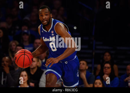 Überstunden. 08 Dez, 2018. Seton Hall Piraten guard Quincy McKnight (0) behandelt die Kugel während der Citi Hoops Classic zwischen der Seton Hall Piraten und Kentucky Wildkatzen im Madison Square Garden, New York, New York. Die Seton Hall Piraten besiegen die Kentucky Wildkatzen 84-83 in den überstunden. Obligatorische Credit: Kostas Lymperopoulos/CSM/Alamy leben Nachrichten Stockfoto