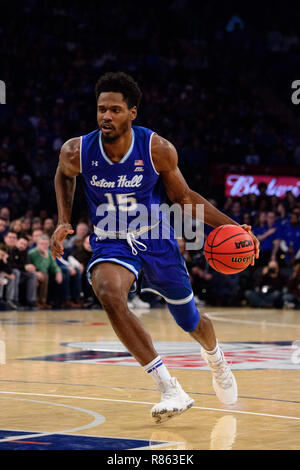 Überstunden. 08 Dez, 2018. Seton Hall Piraten vorwärts Taurean Thompson (15) übernimmt die Kugel während der Citi Hoops Classic zwischen der Seton Hall Piraten und Kentucky Wildkatzen im Madison Square Garden, New York, New York. Die Seton Hall Piraten besiegen die Kentucky Wildkatzen 84-83 in den überstunden. Obligatorische Credit: Kostas Lymperopoulos/CSM/Alamy leben Nachrichten Stockfoto