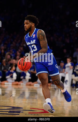 Überstunden. 08 Dez, 2018. Seton Hall Piraten guard Myles Powell (13) übernimmt die Kugel während der Citi Hoops Classic zwischen der Seton Hall Piraten und Kentucky Wildkatzen im Madison Square Garden, New York, New York. Die Seton Hall Piraten besiegen die Kentucky Wildkatzen 84-83 in den überstunden. Obligatorische Credit: Kostas Lymperopoulos/CSM/Alamy leben Nachrichten Stockfoto