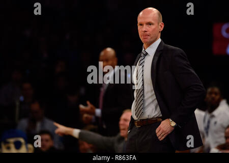 Überstunden. 08 Dez, 2018. Seton Hall Piraten haupttrainer Kevin Willard schaut während der Citi Hoops Classic zwischen der Seton Hall Piraten und Kentucky Wildkatzen im Madison Square Garden, New York, New York. Die Seton Hall Piraten besiegen die Kentucky Wildkatzen 84-83 in den überstunden. Obligatorische Credit: Kostas Lymperopoulos/CSM/Alamy leben Nachrichten Stockfoto