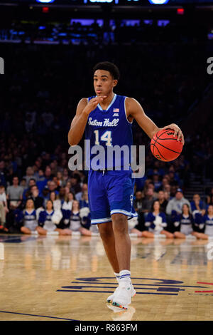 Überstunden. 08 Dez, 2018. Seton Hall Piraten guard Jared Rhoden (14) übernimmt die Kugel während der Citi Hoops Classic zwischen der Seton Hall Piraten und Kentucky Wildkatzen im Madison Square Garden, New York, New York. Die Seton Hall Piraten besiegen die Kentucky Wildkatzen 84-83 in den überstunden. Obligatorische Credit: Kostas Lymperopoulos/CSM/Alamy leben Nachrichten Stockfoto