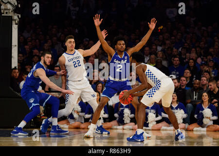 Überstunden. 08 Dez, 2018. Seton Hall Piraten guard Anthony Nelson (2) verteidigt Kentucky Wildkatzen guard Ashton Hagans (2) Während der Citi Hoops Classic zwischen der Seton Hall Piraten und Kentucky Wildkatzen im Madison Square Garden, New York, New York. Die Seton Hall Piraten besiegen die Kentucky Wildkatzen 84-83 in den überstunden. Obligatorische Credit: Kostas Lymperopoulos/CSM/Alamy leben Nachrichten Stockfoto