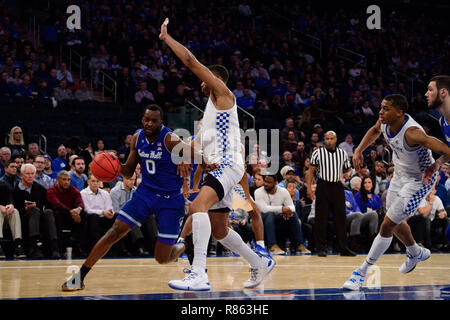 Überstunden. 08 Dez, 2018. Seton Hall Piraten guard Quincy McKnight (0) Laufwerke an den Korb während der Citi Hoops Classic zwischen der Seton Hall Piraten und Kentucky Wildkatzen im Madison Square Garden, New York, New York. Die Seton Hall Piraten besiegen die Kentucky Wildkatzen 84-83 in den überstunden. Obligatorische Credit: Kostas Lymperopoulos/CSM/Alamy leben Nachrichten Stockfoto