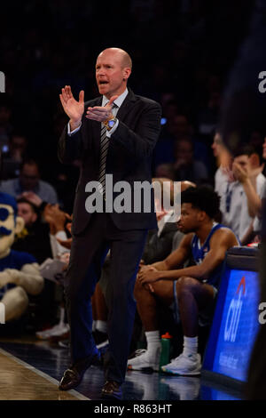Überstunden. 08 Dez, 2018. Seton Hall Piraten haupttrainer Kevin Willard reagiert während der Citi Hoops Classic zwischen der Seton Hall Piraten und Kentucky Wildkatzen im Madison Square Garden, New York, New York. Die Seton Hall Piraten besiegen die Kentucky Wildkatzen 84-83 in den überstunden. Obligatorische Credit: Kostas Lymperopoulos/CSM/Alamy leben Nachrichten Stockfoto