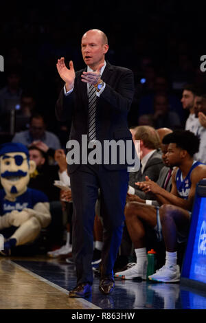 Überstunden. 08 Dez, 2018. Seton Hall Piraten haupttrainer Kevin Willard reagiert während der Citi Hoops Classic zwischen der Seton Hall Piraten und Kentucky Wildkatzen im Madison Square Garden, New York, New York. Die Seton Hall Piraten besiegen die Kentucky Wildkatzen 84-83 in den überstunden. Obligatorische Credit: Kostas Lymperopoulos/CSM/Alamy leben Nachrichten Stockfoto