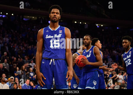 Überstunden. 08 Dez, 2018. Seton Hall Piraten vorwärts Taurean Thompson (15) Bei der Citi Hoops Classic zwischen der Seton Hall Piraten und Kentucky Wildkatzen im Madison Square Garden, New York City, New York, aussieht. Die Seton Hall Piraten besiegen die Kentucky Wildkatzen 84-83 in den überstunden. Obligatorische Credit: Kostas Lymperopoulos/CSM/Alamy leben Nachrichten Stockfoto