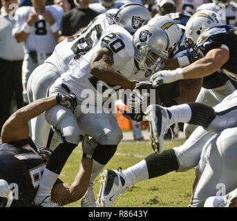 Oakland, Kalifornien, USA. 28 Sep, 2008. Oakland Raiders zurück laufen Darren McFadden #20 kämpft er sich seinen Weg durch das Ladegerät Verteidigung am Sonntag, 28. September 2008, Oakland-Alameda County Coliseum in Oakland, Kalifornien. Die Ladegeräte besiegt die Räuber 28-18. Credit: Al Golub/ZUMA Draht/Alamy leben Nachrichten Stockfoto
