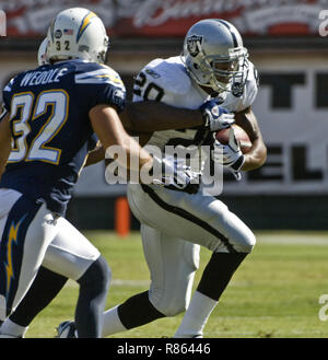 Oakland, Kalifornien, USA. 28 Sep, 2008. Oakland Raiders zurück laufen Darren McFadden #20 bricht aus San Diego Chargers Defensive zurück Eric Weddle Nr. 32 am Sonntag, den 28. September 2008, an Oakland-Alameda County Coliseum in Oakland, Kalifornien. Die Ladegeräte besiegt die Räuber 28-18. Credit: Al Golub/ZUMA Draht/Alamy leben Nachrichten Stockfoto