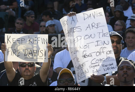 Oakland, Kalifornien, USA. 28 Sep, 2008. Fans ihre Meinungen wie Kiffin und Feuer Davis am Sonntag, 28. September 2008, an Oakland-Alameda County Coliseum in Oakland, Kalifornien. Die Ladegeräte besiegt die Räuber 28-18. Credit: Al Golub/ZUMA Draht/Alamy leben Nachrichten Stockfoto