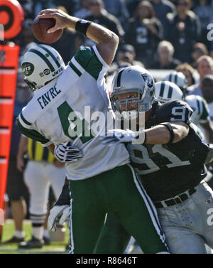 Oakland, Kalifornien, USA. Okt, 2008 19. Oakland Raiders defensiver Trevor Scott #91 Säcke New York Jets Quarterback Brett Favre #4 am Sonntag, den 19. Oktober 2008, bei Oakland-Alameda County Coliseum in Oakland, Kalifornien. Die Räuber besiegt die Jets 16-13. Credit: Al Golub/ZUMA Draht/Alamy leben Nachrichten Stockfoto