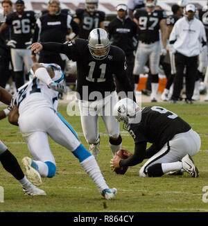 Oakland, Kalifornien, USA. 9. Nov 2008. Mit der Oakland Raiders punter Shane Lechler #9 halten PK Sebastian Janikowski #11 tritt seinen Weg in die Geschichtsbücher durch brechen George Blanda's Zählen Rekord am Sonntag, den 9. November 2008, um Oakland-Alameda County Coliseum in Oakland, Kalifornien. Die Leoparden besiegten die Räuber 17-6. Credit: Al Golub/ZUMA Draht/Alamy leben Nachrichten Stockfoto