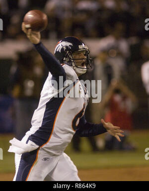 Oakland, Kalifornien, USA. 8. Sep 2008. Denver Broncos quarterback Jay Cutler machen Pass am Montag, 8. September 2008, an Oakland-Alameda County Coliseum in Oakland, Kalifornien. Die Broncos besiegt die Räuber 41-14. Credit: Al Golub/ZUMA Draht/Alamy leben Nachrichten Stockfoto