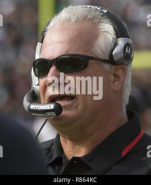 Oakland, Kalifornien, USA. 2. Nov 2008. Atlanta Falcons Head Coach Mike Smith am Sonntag, 2. November 2008, um Oakland-Alameda County Coliseum in Oakland, Kalifornien. Die Falken besiegt die Räuber 24-0. Credit: Al Golub/ZUMA Draht/Alamy leben Nachrichten Stockfoto