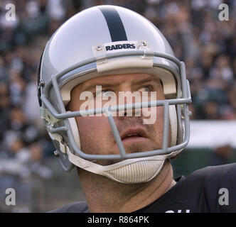 Oakland, Kalifornien, USA. 2. Nov 2008. Oakland Raiders punter Shane Lechler #9 schaut Anzeiger am Sonntag, 2. November 2008, um Oakland-Alameda County Coliseum in Oakland, Kalifornien. Die Falken besiegt die Räuber 24-0. Credit: Al Golub/ZUMA Draht/Alamy leben Nachrichten Stockfoto