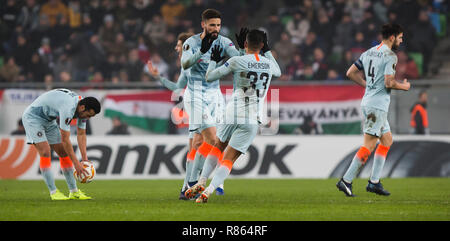 Budapest, Ungarn. 12. Dezember, 2018. Europa League: MOL Vidi FC v Chelsea. Olivier Giroud von Chelsea feiert sein Ziel Scoring in der 75. Minute für 2-2 mit seinem Teamkollegen Credit: Nikola Krstic/Alamy leben Nachrichten Stockfoto