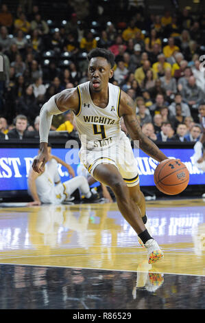 Wichita, Kansas, USA. 12 Dez, 2018. Wichita Zustand Shockers guard Samajae Haynes-Jones (4) Laufwerke an den Korb während der NCAA Basketball Spiel zwischen den Jacksonville Zustand Kampfhähne und die Wichita State Shockers an Charles Koch Arena in Wichita, Kansas. Kendall Shaw/CSM/Alamy leben Nachrichten Stockfoto