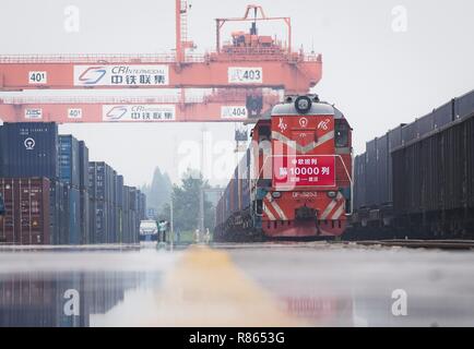 (181214) - Peking, Dez. 14, 2018 (Xinhua) - Der güterzug X8044 aus Hamburg Deutschland kommt an Wujiashan railway container Bahnhof im Stadtzentrum in Wuhan, Zentralchina Provinz Hubei, 26.08.2018. China-Europe Güterzüge aus 5,611 Ausflüge in den ersten elf Monaten 2018, wogende 72 Prozent verglichen mit dem gleichen Zeitraum im letzten Jahr, nach einem Treffen im Südwesten der chinesischen Provinz Sichuan. Im Jahr 2017, mehr als 3.000 Touren wurden über den China-Europe Güterzüge zwischen Städten auf beiden Kontinenten. Die Zahl wird voraussichtlich in 2018 bis 6000 zu erreichen, nach der Sitzung Stockfoto