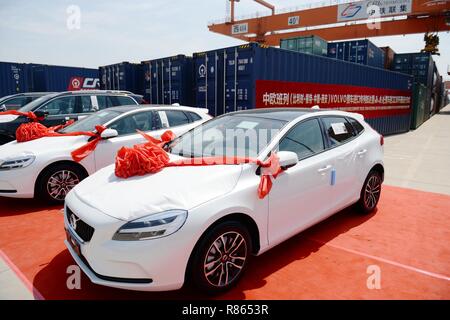 (181214) - Peking, Dez. 14, 2018 (Xinhua) - Fahrzeuge durch ein Güterzug geladen am Container Terminal in Xi'an im Nordwesten Chinas in der Provinz Shaanxi, 13. Juni 2018. Wich von Gent, Belgien, den Zug 16 Tage Insgesamt 160 Volvo Fahrzeugen zu transportieren. China-Europe Güterzüge aus 5,611 Ausflüge in den ersten elf Monaten 2018, wogende 72 Prozent verglichen mit dem gleichen Zeitraum im letzten Jahr, nach einem Treffen im Südwesten der chinesischen Provinz Sichuan. Im Jahr 2017, mehr als 3.000 Touren wurden über den China-Europe Güterzüge zwischen Städten auf die beiden Conti gemacht Stockfoto