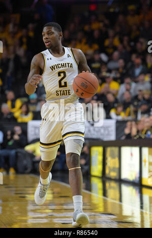 Wichita, Kansas, USA. 12 Dez, 2018. Wichita Zustand Shockers guard Jamarius Burton (2) übernimmt den Ball während der NCAA Basketball Spiel zwischen den Jacksonville Zustand Kampfhähne und die Wichita State Shockers an Charles Koch Arena in Wichita, Kansas. Kendall Shaw/CSM/Alamy leben Nachrichten Stockfoto