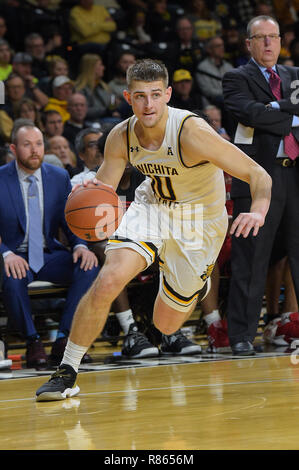 Wichita, Kansas, USA. 12 Dez, 2018. Wichita Zustand Shockers guard Erik Stevenson (10) übernimmt die Kugel während der NCAA Basketball Spiel zwischen den Jacksonville Zustand Kampfhähne und die Wichita State Shockers an Charles Koch Arena in Wichita, Kansas. Kendall Shaw/CSM/Alamy leben Nachrichten Stockfoto