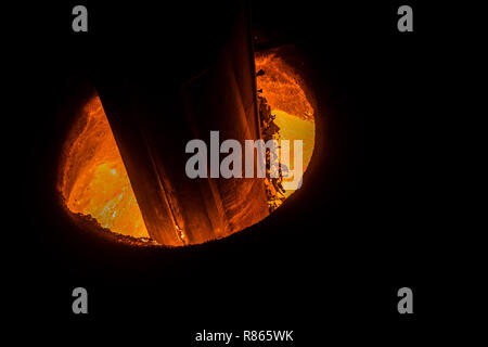 Duisburg, Deutschland. 10 Dez, 2018. Rohstahl in Beeckerwerth Stahlwerk von Thyssenkrupp produziert. Credit: Rolf Vennenbernd/dpa/Alamy leben Nachrichten Stockfoto