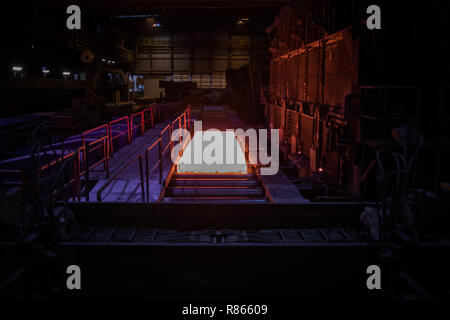 Duisburg, Deutschland. 10 Dez, 2018. Rohstahl in Beeckerwerth Stahlwerk von Thyssenkrupp produziert. Credit: Rolf Vennenbernd/dpa/Alamy leben Nachrichten Stockfoto