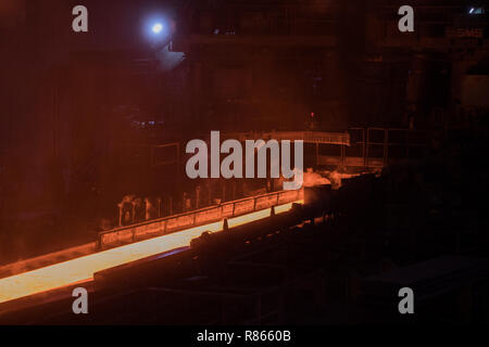 Duisburg, Deutschland. 10 Dez, 2018. Rohstahl in Beeckerwerth Stahlwerk von Thyssenkrupp produziert. Credit: Rolf Vennenbernd/dpa/Alamy leben Nachrichten Stockfoto