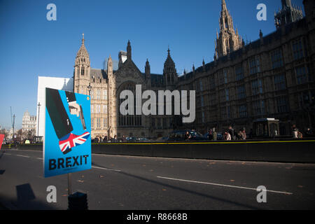 London, Großbritannien. 13. Dezember 2018. Anti Brexit Zeichen außerhalb des Parlaments von sodem der Missachtung der Europäischen Bewegung als PM Theresa May Stand fliegt nach Brüssel zu Willen mehr Zusicherungen der irischen Rücklaufsperre, nachdem er die Vertrauensfrage zu Ihrer Führung Credit: Amer ghazzal/Alamy leben Nachrichten Stockfoto