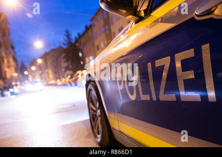 14. Dezember 2018, Bayern, Nürnberg: Die Polizei ist in den frühen Morgenstunden im Nürnberger Stadtteil St. Johannis geparkt. Am Abend vor (13.12.) drei Frauen ernst im Bezirk innerhalb von wenigen Stunden durch Messerstiche verletzt worden auf der offenen Straße. Foto: Daniel Karmann/dpa Stockfoto