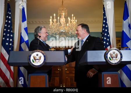 Washington, USA. 13 Dez, 2018. Us-Staatssekretär Mike Pompeo (R) und dem griechischen Außenminister George Katrougalos Handeln eine gemeinsame Pressekonferenz im State Department in Washington, DC, USA, am Dez. 13, 2018 halten. In einem offensichtlichen Versuch Russlands Energie Ausfuhren in die europäischen Nationen zu schlagen, in den Vereinigten Staaten am Donnerstag hob die Rolle Griechenlands bei der Diversifizierung der europäischen Energiequellen, und Glühwein die energiepolitische Zusammenarbeit der weiteren Stärkung der mit Griechenland in einen bilateralen Dialog. Quelle: Liu Jie/Xinhua/Alamy leben Nachrichten Stockfoto