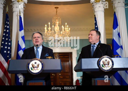 Washington, USA. 13 Dez, 2018. Us-Staatssekretär Mike Pompeo (R) und dem griechischen Außenminister George Katrougalos Handeln eine gemeinsame Pressekonferenz im State Department in Washington, DC, USA, am Dez. 13, 2018 halten. In einem offensichtlichen Versuch Russlands Energie Ausfuhren in die europäischen Nationen zu schlagen, in den Vereinigten Staaten am Donnerstag hob die Rolle Griechenlands bei der Diversifizierung der europäischen Energiequellen, und Glühwein die energiepolitische Zusammenarbeit der weiteren Stärkung der mit Griechenland in einen bilateralen Dialog. Quelle: Liu Jie/Xinhua/Alamy leben Nachrichten Stockfoto