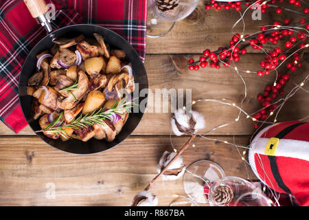 Verschiedene Snacks serviert und Bratkartoffeln mit Pilzen und Fleisch auf einem Holztisch. Köstliche traditionelle winter Essen in Russland. Feier von Weihnachten ein Stockfoto