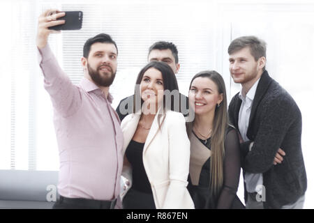 Kollegen, eine selfie in einem modernen Büro Stockfoto