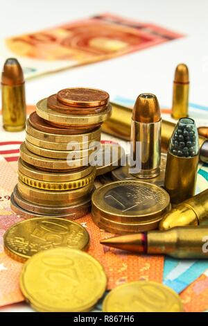 Die Euro-Münzen und -Banknoten und Patronen unterschiedlicher Kaliber. Der illegale Handel mit Munition. Verkauf von Waffen. Finanzierung des Terrorismus. Stockfoto