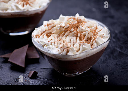 Kleine Töpfe mit hausgemachten dunkle Schokoladenmousse Stockfoto