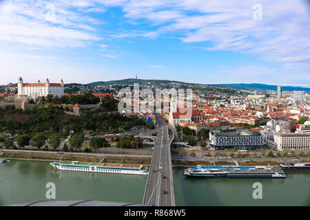 Der stadt Bratislava ist die Hauptstadt der Slowakei und liegt an der Donau, wie viele andere Hauptstadt Europas Stockfoto
