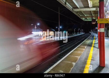 Hochgeschwindigkeitszug durch Oxenholme Bahnhof Stockfoto