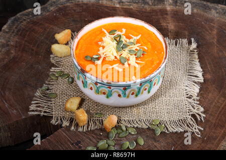 Kürbispüree Suppe mit Crackern Stockfoto