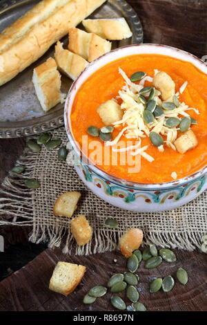 Kürbispüree Suppe mit Crackern Stockfoto