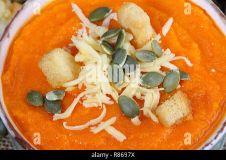 Kürbispüree Suppe mit Crackern Stockfoto